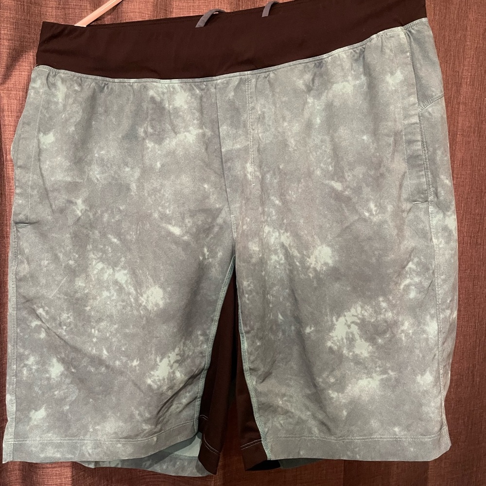 Lulu Lemon athletic shorts - Size L - No sport liner
